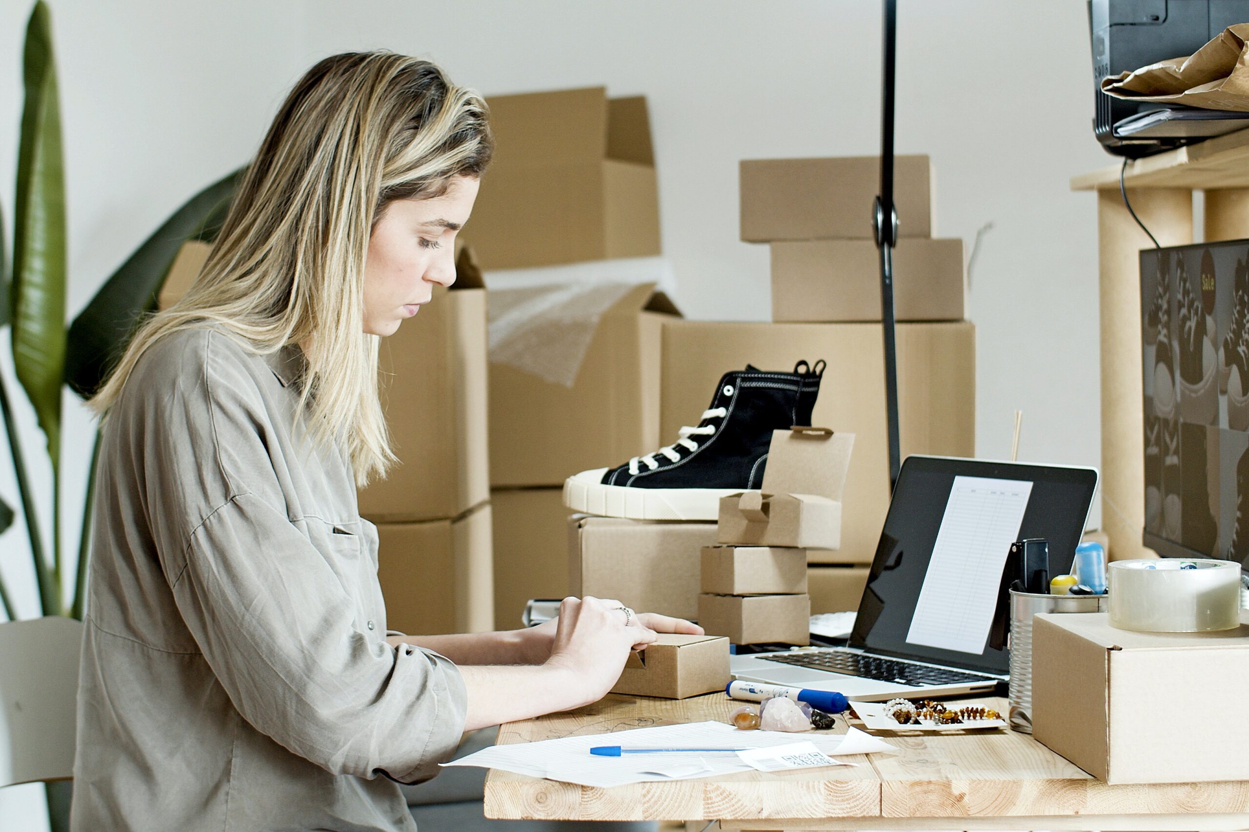 Kobieta w firmie przed laptopem pracuje w usłudze logistycznej